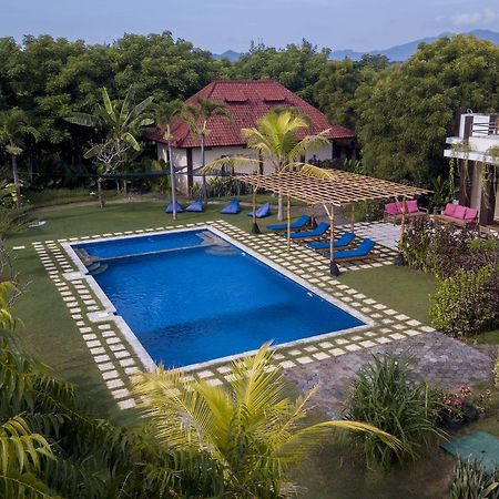 Hotel Batu Ampar Menjangan Banyuwedang Exterior foto